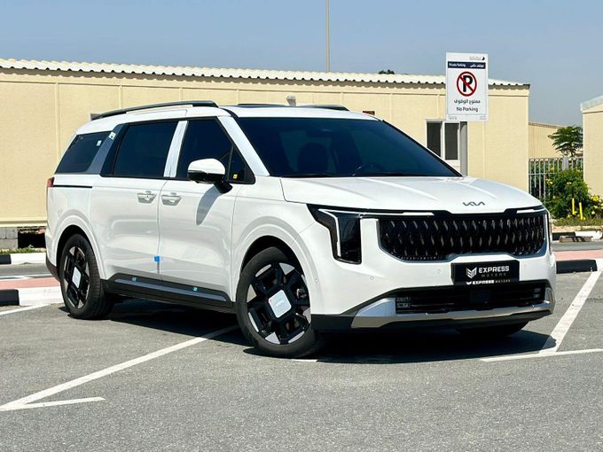 Подержанный Kia Carnival IV Рестайлинг, 3.5 л, 2024 в Дубае от Express Motors Белый цвет. Корейская | AUTO.AE