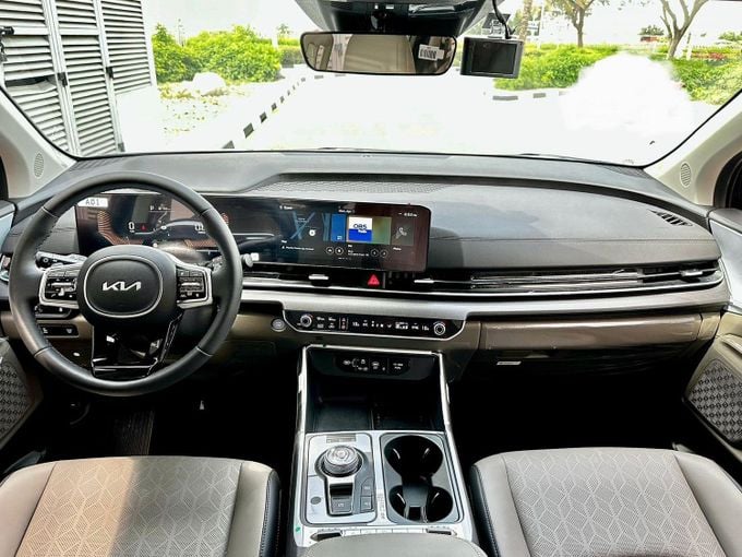 Подержанный Kia Carnival IV Рестайлинг, 3.5 л, 2024 в Дубае от Express Motors Белый цвет. Корейская | AUTO.AE