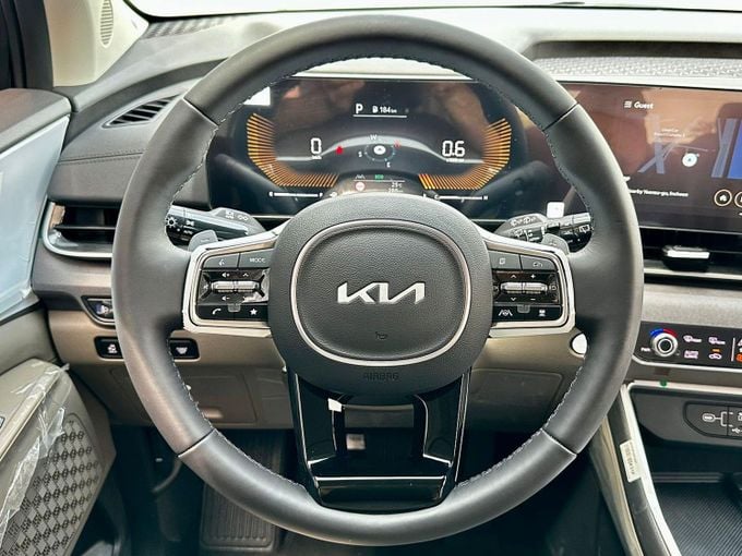 Подержанный Kia Carnival IV Рестайлинг, 3.5 л, 2024 в Дубае от Express Motors Белый цвет. Корейская | AUTO.AE