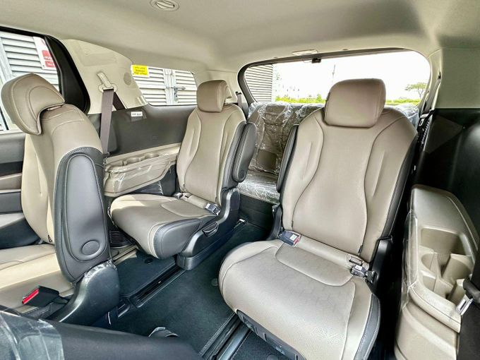 Подержанный Kia Carnival IV Рестайлинг, 3.5 л, 2024 в Дубае от Express Motors Белый цвет. Корейская | AUTO.AE