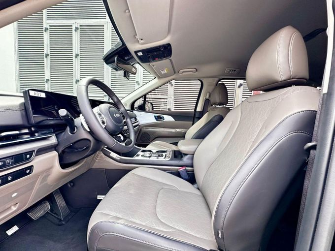 Подержанный Kia Carnival IV Рестайлинг, 3.5 л, 2024 в Дубае от Express Motors Белый цвет. Корейская | AUTO.AE