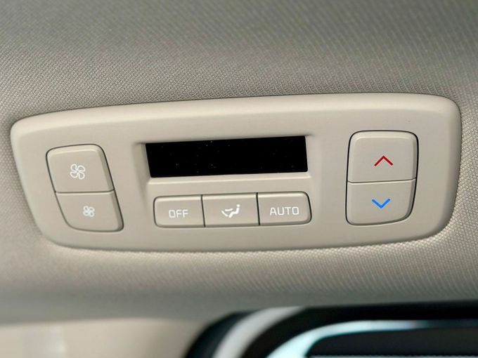 Подержанный Kia Carnival IV Рестайлинг, 3.5 л, 2025 в Дубае от Express Motors Белый цвет. Корейская | AUTO.AE
