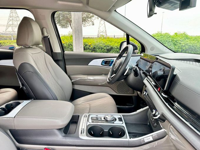 Подержанный Kia Carnival IV Рестайлинг, 3.5 л, 2025 в Дубае от Express Motors Белый цвет. Корейская | AUTO.AE