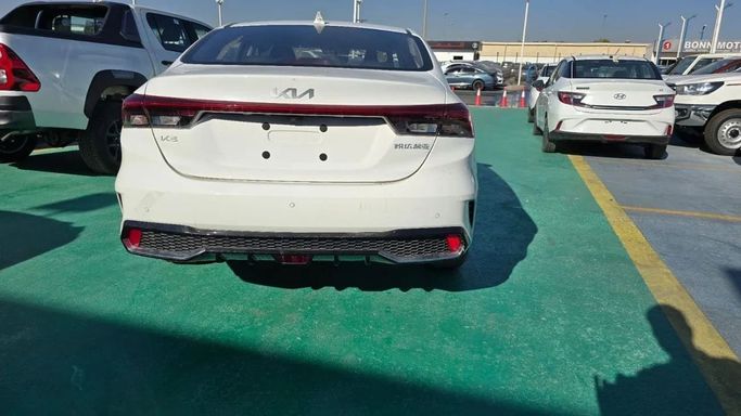 Новый Kia Cerato IV Рестайлинг, 1.6 л, 2025 в Дубае от Mohamed Hakim Motors Белый цвет. Other | AUTO.AE