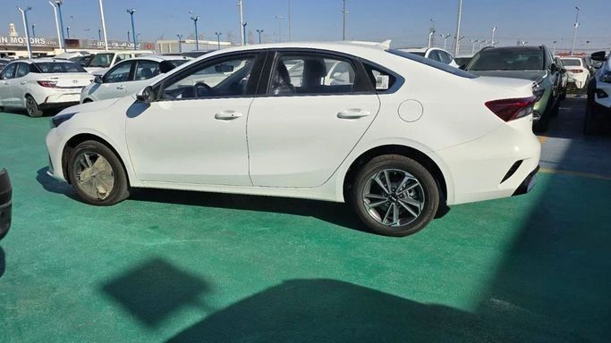 Новый Kia K3 II (China Market) Рестайлинг, 1.5 л, 2025 в Дубае от Mohamed Hakim Motors Белый цвет. Other | AUTO.AE