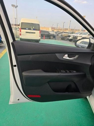 Новый Kia K3 II (China Market) Рестайлинг, 1.5 л, 2025 в Дубае от Mohamed Hakim Motors Белый цвет. Китайская | AUTO.AE