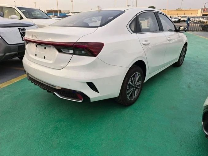 Новый Kia K3 II (China Market) Рестайлинг, 1.5 л, 2025 в Дубае от Mohamed Hakim Motors Белый цвет. Китайская | AUTO.AE