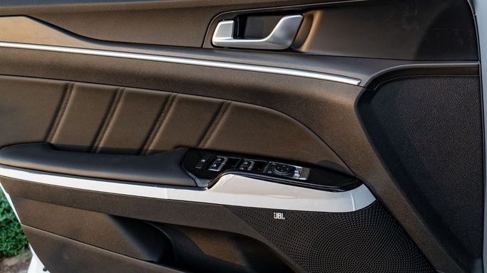 Новый Kia K5 III Рестайлинг, 1.6 л, 2025 в Дубае от Altass Motors Белый цвет. Other | AUTO.AE