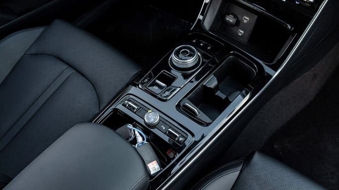 Новый Kia K5 III Рестайлинг, 1.6 л, 2025 в Дубае от Altass Motors Белый цвет. Other | AUTO.AE
