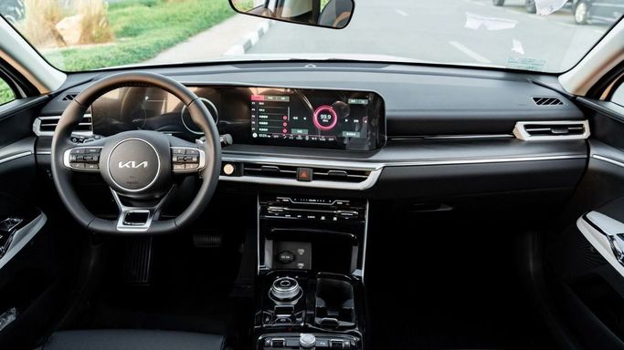 Новый Kia K5 III Рестайлинг, 1.6 л, 2025 в Дубае от Altass Motors Белый цвет. Other | AUTO.AE