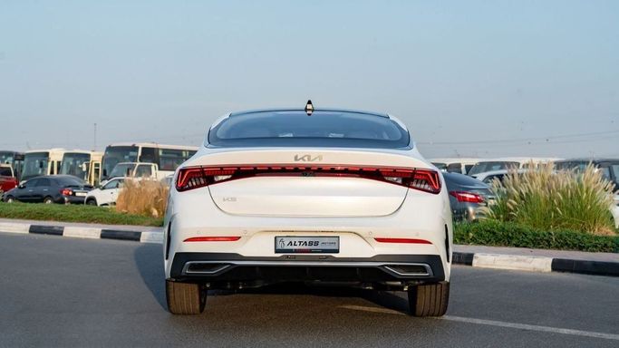 Новый Kia K5 III Рестайлинг, 1.6 л, 2025 в Дубае от Altass Motors Белый цвет. Other | AUTO.AE