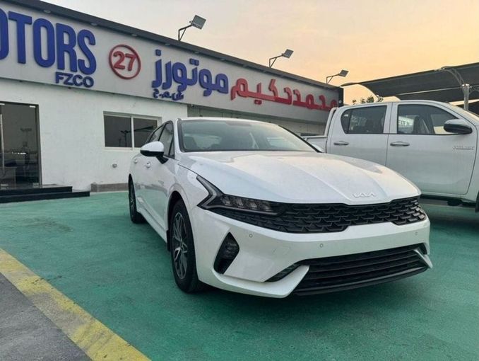 Новый Kia K5 III Рестайлинг, 2.0 л, 2024 в Дубае от Mohamed Hakim Motors Белый цвет. GCC | AUTO.AE
