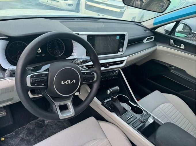 Новый Kia K5 III Рестайлинг, 2.0 л, 2024 в Дубае от Mohamed Hakim Motors Белый цвет. GCC | AUTO.AE