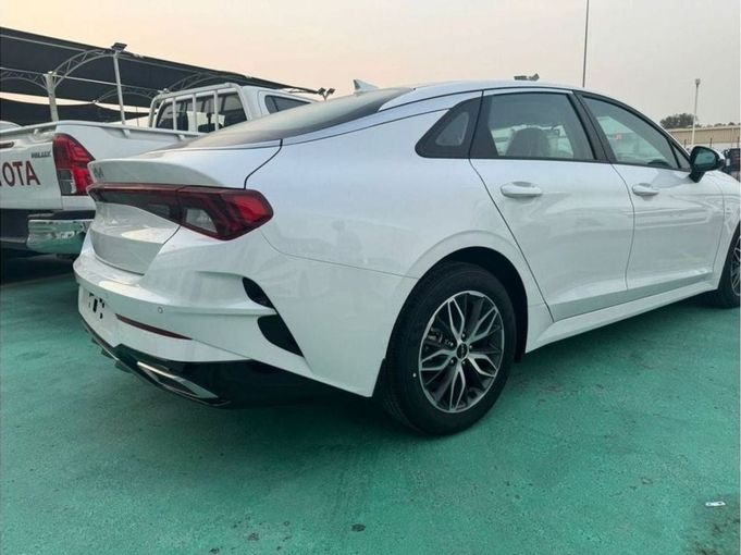 Новый Kia K5 III Рестайлинг, 2.0 л, 2024 в Дубае от Mohamed Hakim Motors Белый цвет. GCC | AUTO.AE