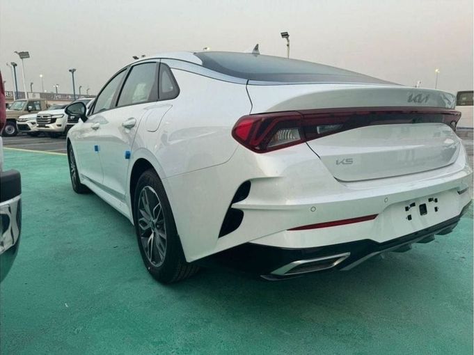 Новый Kia K5 III Рестайлинг, 2.0 л, 2024 в Дубае от Mohamed Hakim Motors Белый цвет. GCC | AUTO.AE