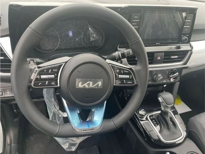 Новый Kia Seltos I Рестайлинг, 1.6 л, 2025 в Дубае от Mohamed Hakim Motors Белый цвет. GCC | AUTO.AE