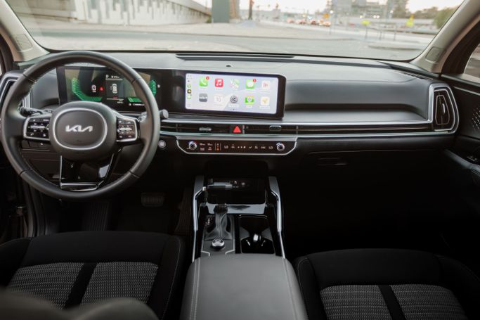 Kia Sorento IV Рестайлинг, 2024 внедорожник 5 дв. эконом класса в Дубае от AVA car rental серебристый цвет | AUTO.AE