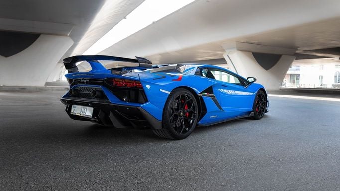 Lamborghini Aventador SVJ I Рестайлинг, 2022 купе спорт класса в Дубае от AVA car rental синий цвет | AUTO.AE