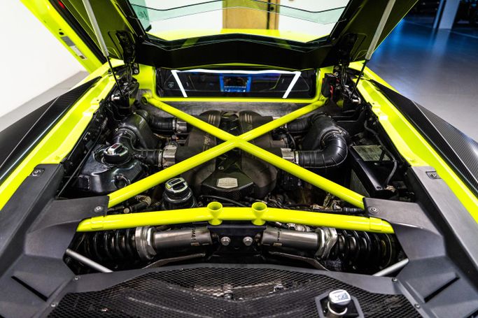 Подержанный Lamborghini Aventador I Рестайлинг, 6.5 л, 2017 в Дубае от PUPIL OF FATE MOTORS Желтый цвет. GCC | AUTO.AE