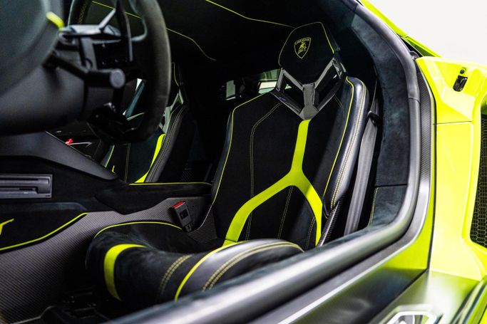 Подержанный Lamborghini Aventador I Рестайлинг, 6.5 л, 2017 в Дубае от PUPIL OF FATE MOTORS Желтый цвет. GCC | AUTO.AE