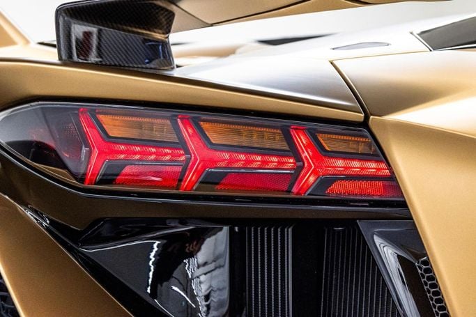Подержанный Lamborghini Aventador SVJ I Рестайлинг, 6.5 л, 2021 в Дубае от PUPIL OF FATE MOTORS Золотистый цвет. Европейская | AUTO.AE