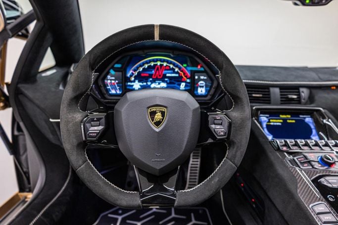 Подержанный Lamborghini Aventador SVJ I Рестайлинг, 6.5 л, 2021 в Дубае от PUPIL OF FATE MOTORS Золотистый цвет. Европейская | AUTO.AE
