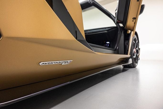 Подержанный Lamborghini Aventador SVJ I Рестайлинг, 6.5 л, 2021 в Дубае от PUPIL OF FATE MOTORS Золотистый цвет. Европейская | AUTO.AE