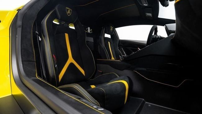 Used Lamborghini Aventador SVJ I Facelift, 6.5 l, 2020 in Dubai by Al Ain Class Motors, Yellow color. GCC Specs | AUTO.AE