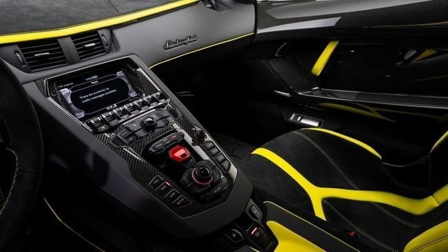 Used Lamborghini Aventador SVJ I Facelift, 6.5 l, 2019 in Dubai by Al Ain Class Motors, Yellow color. GCC Specs | AUTO.AE