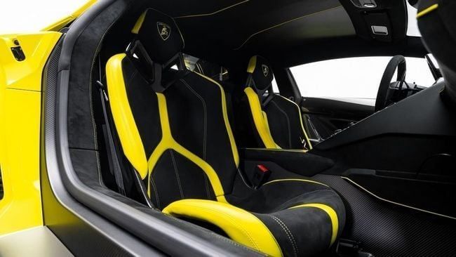 Used Lamborghini Aventador SVJ I Facelift, 6.5 l, 2019 in Dubai by Al Ain Class Motors, Yellow color. GCC Specs | AUTO.AE