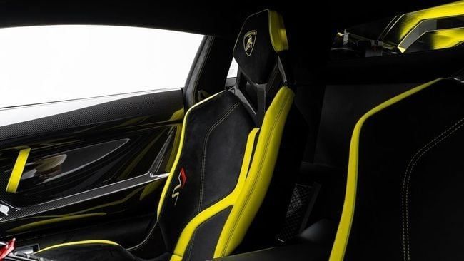 Used Lamborghini Aventador SVJ I Facelift, 6.5 l, 2019 in Dubai by Al Ain Class Motors, Yellow color. GCC Specs | AUTO.AE