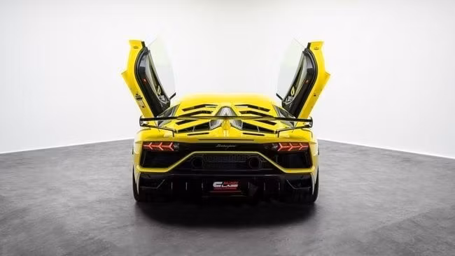 Used Lamborghini Aventador SVJ I Facelift, 6.5 l, 2019 in Dubai by Al Ain Class Motors, Yellow color. GCC Specs | AUTO.AE