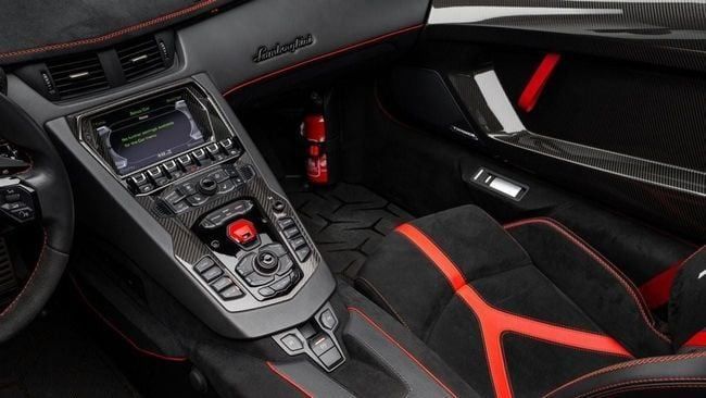 Подержанный Lamborghini Aventador SVJ I Рестайлинг, 6.5 л, 2021 в Дубае от Al Ain Class Motors Золотистый цвет. GCC | AUTO.AE
