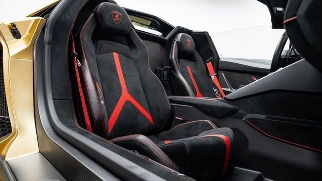 Подержанный Lamborghini Aventador SVJ I Рестайлинг, 6.5 л, 2021 в Дубае от Al Ain Class Motors Золотистый цвет. GCC | AUTO.AE
