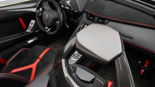 Подержанный Lamborghini Aventador SVJ I Рестайлинг, 6.5 л, 2021 в Дубае от Al Ain Class Motors Золотистый цвет. GCC | AUTO.AE