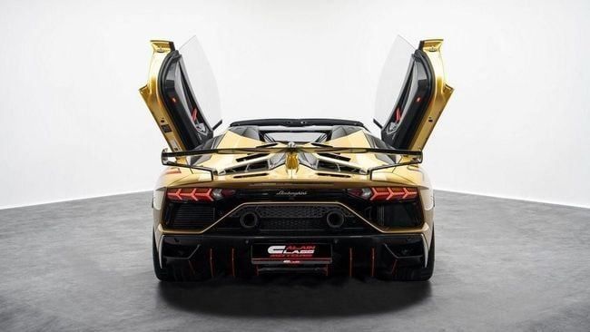 Подержанный Lamborghini Aventador SVJ I Рестайлинг, 6.5 л, 2021 в Дубае от Al Ain Class Motors Золотистый цвет. GCC | AUTO.AE