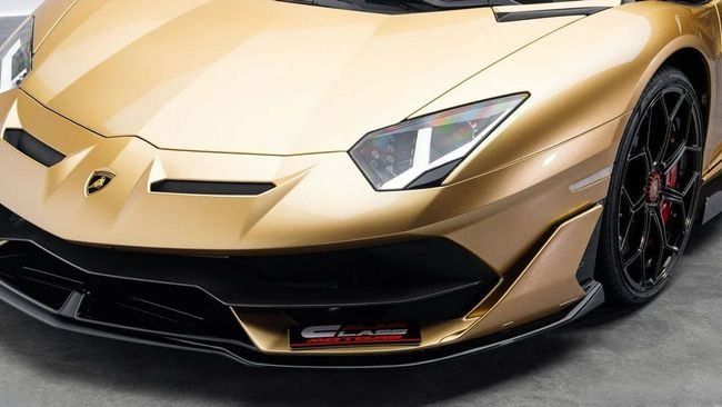 Подержанный Lamborghini Aventador SVJ I Рестайлинг, 6.5 л, 2021 в Дубае от Al Ain Class Motors Золотистый цвет. GCC | AUTO.AE
