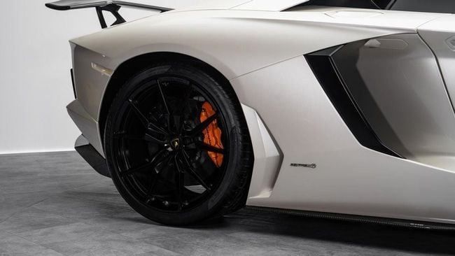 Used Lamborghini Aventador LP700-4 I, 6.5 l, 2015 in Dubai by Al Ain Class Motors, White color. GCC Specs | AUTO.AE