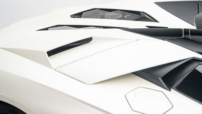 Used Lamborghini Aventador LP780-4 Ultimae I Facelift, 6.5 l, 2022 in Dubai by Al Ain Class Motors, White color. GCC Specs | AUTO.AE