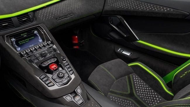 Used Lamborghini Aventador LP780-4 Ultimae I Facelift, 6.5 l, 2022 in Dubai by Al Ain Class Motors, White color. GCC Specs | AUTO.AE