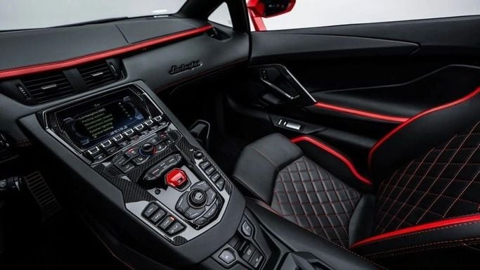 Подержанный Lamborghini Aventador I Рестайлинг, 6.5 л, 2021 в Дубае от Al Ain Class Motors Красный цвет. GCC | AUTO.AE