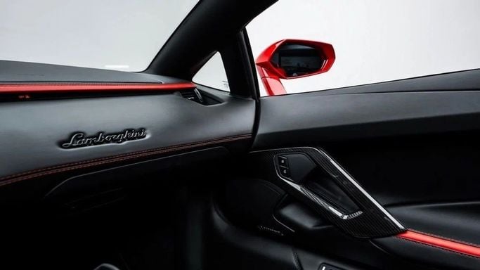 Подержанный Lamborghini Aventador I Рестайлинг, 6.5 л, 2021 в Дубае от Al Ain Class Motors Красный цвет. GCC | AUTO.AE