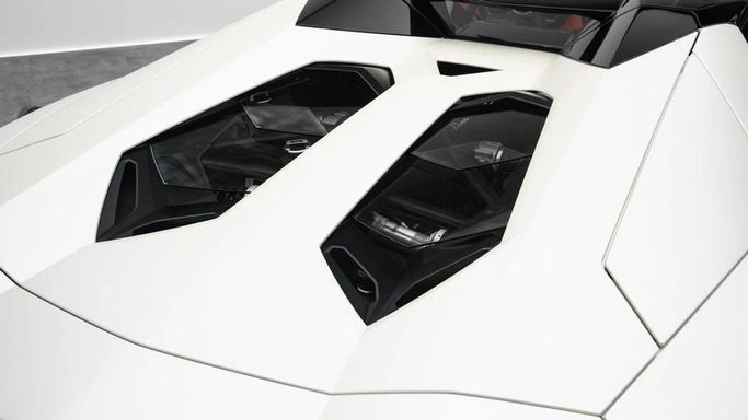 Подержанный Lamborghini Aventador LP700-4 I, 6.5 л, 2015 в Дубае от Al Ain Class Motors Белый цвет. GCC | AUTO.AE