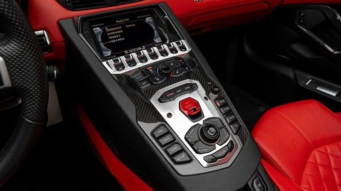 Подержанный Lamborghini Aventador LP700-4 I, 6.5 л, 2015 в Дубае от Al Ain Class Motors Белый цвет. GCC | AUTO.AE