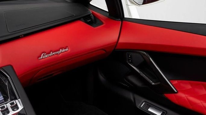 Подержанный Lamborghini Aventador LP700-4 I, 6.5 л, 2015 в Дубае от Al Ain Class Motors Белый цвет. GCC | AUTO.AE