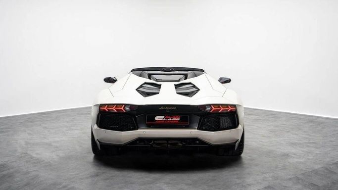Подержанный Lamborghini Aventador LP700-4 I, 6.5 л, 2015 в Дубае от Al Ain Class Motors Белый цвет. GCC | AUTO.AE