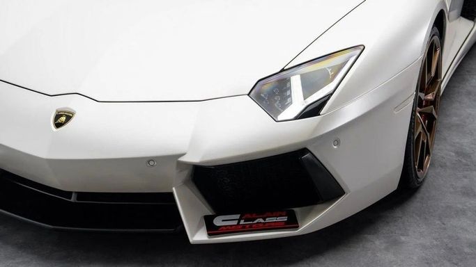 Подержанный Lamborghini Aventador LP700-4 I, 6.5 л, 2015 в Дубае от Al Ain Class Motors Белый цвет. GCC | AUTO.AE