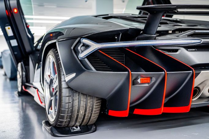جديدة Lamborghini Centenario I, 6.5 l, 2017 في في دبي، اللون أسود. المواصفات الأوروبية | AUTO.AE
