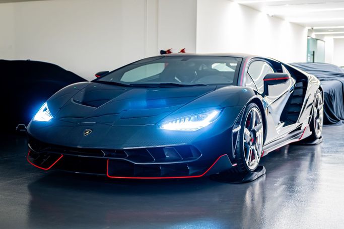 جديدة Lamborghini Centenario I, 6.5 l, 2017 في في دبي، اللون أسود. المواصفات الأوروبية | AUTO.AE