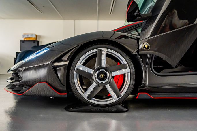 جديدة Lamborghini Centenario I, 6.5 l, 2017 في في دبي، اللون أسود. المواصفات الأوروبية | AUTO.AE